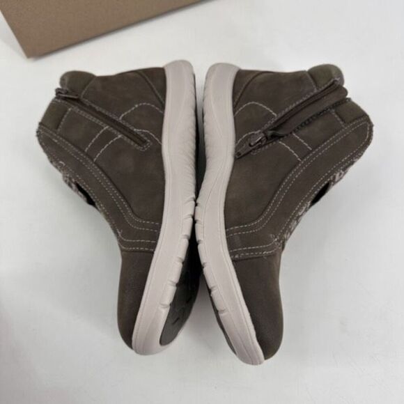 NIB Clarks Cloudsteppers Adella Bend Women's Ankle Bootie Dark Olive Size 8.5 - Picture 9 of 9